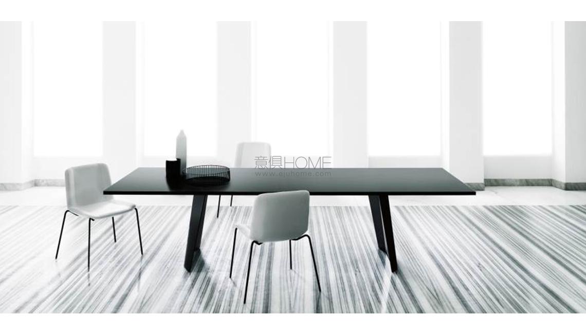 Wedge 長(zhǎng)餐桌