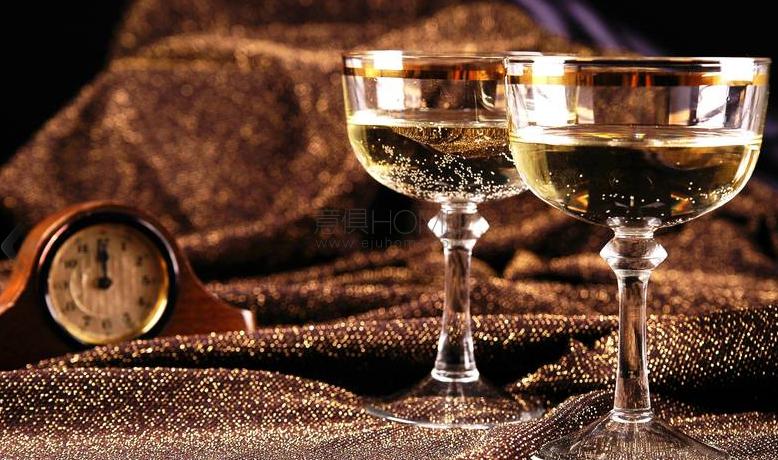 晚來天欲雪，能飲一杯無？