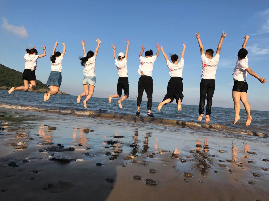 小明說，夏天不旅游的人是傻瓜......