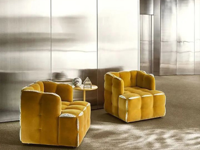 FUN FENDI 沙發(fā)，家中有一只超可愛的“大包包”