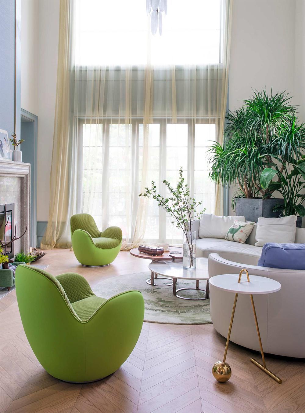 春日的陽光透過細紗垂簾灑進客廳，每一處都是那么溫暖和精致