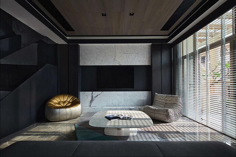 黑的凝結(jié)，白的純真，灰的協(xié)調(diào)，三者的互動隱藏著更深的欲望，使空間像一首冷熱的詩。